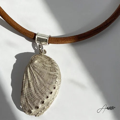 Collar Oreja de mar plata con cuero