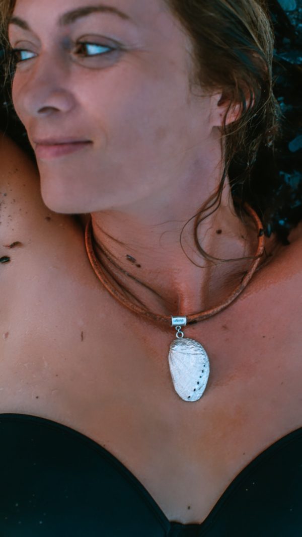 Collar Oreja de mar plata con cuero - Imagen 2