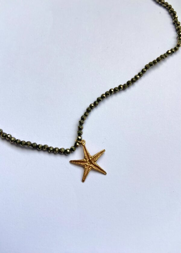 Colgante pequeña Estrella de mar oro con piedras.